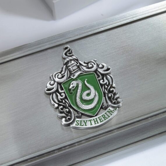 NN9524 Slytherin Wand Stand - Detail_resized